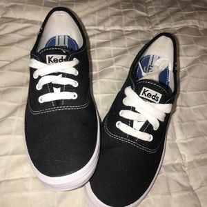 Black ankle Keds sneakers